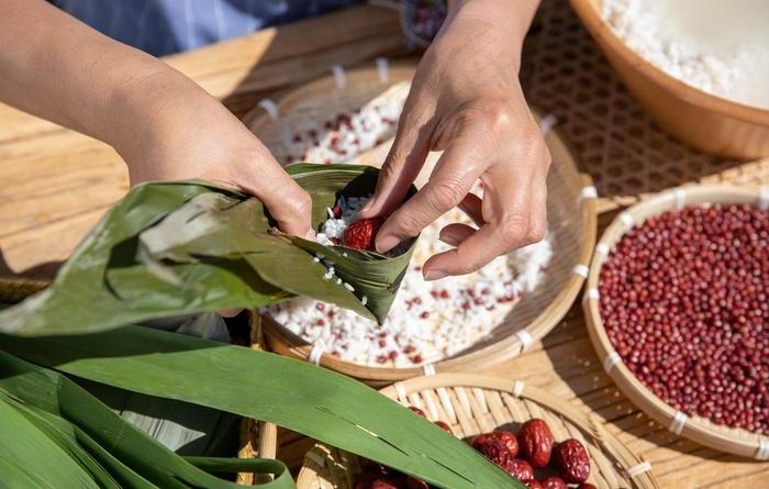 端午节吃粽子图片_端午节吃粽子图片大全大图 真实